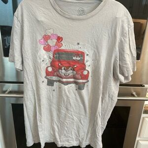 Buc-ees Valentine’s Day T-shirt, size L, slight wear/GUC